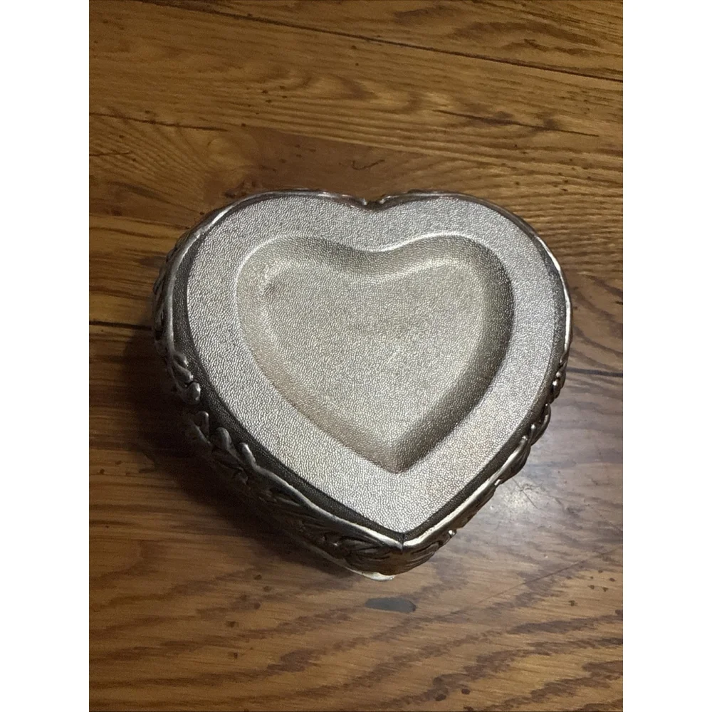 Vtg Lg Silver Plated Ornate Heart Shaped Velvet Lined Jewelry/Trinket￼ Box ￼￼ ￼